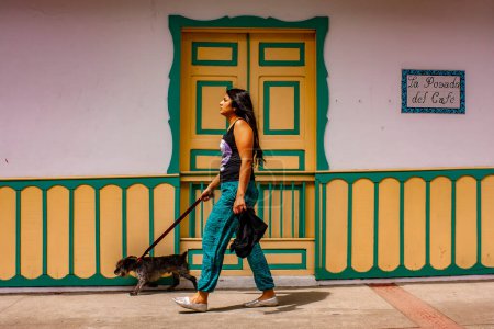 Foto de SALENTO QUINDIO COLOMBIA, 30 _ 12 _ 2014 _ Hermosa calle y fachadas de las casas del pequeño pueblo de Salento ubicado en la región de Quindio en Colombia - Imagen libre de derechos