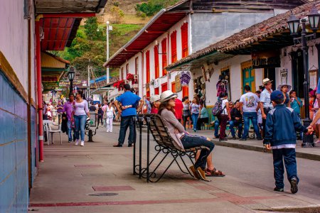 Téléchargez les photos : SALENTO QUINDIO COLOMBIE, 30 _ 12 _ 2014 _ Belle rue et façades des maisons de la petite ville de Salento située dans la région de Quindio en Colombie - en image libre de droit