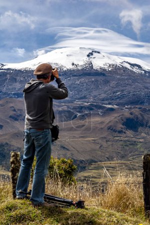 Téléchargez les photos : CALDAS _ COLOMBIE, 30 _ 12 _ 2014 _ Le volcan Nevado del Ruiz est le plus septentrional des volcans actifs de la ceinture volcanique des Andes, situé à la frontière entre les départements de Tolima et Caldas. - en image libre de droit