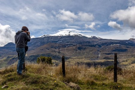 Foto de CALDAS _ COLOMBIA, 30 _ 12 _ 2014 _ El Volcán Nevado del Ruiz es el volcán más septentrional de los volcanes activos en el cinturón volcánico de los Andes, ubicado en la frontera entre los departamentos de Tolima y Caldas.. - Imagen libre de derechos