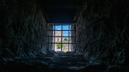 Vue du mur du château depuis la fenêtre du donjon du château d'Yedikule, Istanbul, Turquie
