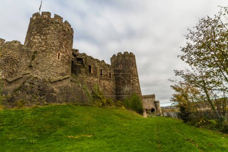 Téléchargez les photos : South side of Conwy with medieval town walls and castle. Part of the UNESCO World Heritage Site, Wales, UK, wide angle. - en image libre de droit