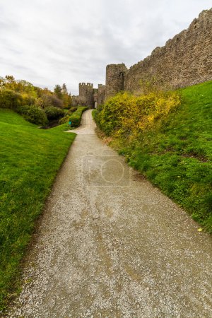Téléchargez les photos : Path by Conwy Town Walls, Part of the UNESCO World Heritage Site, Wales, UK, landscape, wide angle. - en image libre de droit
