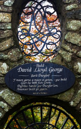 Foto de LLANYSTUMDWY WALES UK  NOVEMBER 21: Liberal Prime Minister David Lloyd George plaque close up. Designed by Clough Williams-Ellis. Llanystumdwy , Criccieth, North Wales, UK, portrait Gwynedd, United Kingdom on November 15 2021 - Imagen libre de derechos
