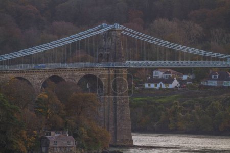 Foto de Imagen de Telefoto del Puente Menai sobre el Estrecho Menai entre Bangor y Anglesey. Gales del Norte, Reino Unido, paisaje - Imagen libre de derechos