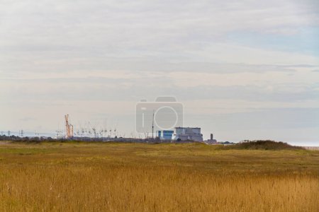 Central nuclear de Hinkley Point en la distancia, el paisaje, el espacio de copia en la parte superior
