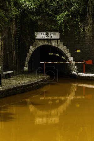 Foto de El canal de Trent y Mersey y la entrada norte al túnel Harecastle, Kidsgrove, Newcastle-under-Lyme. El agua es naranja porque si la arcilla depositada en el túnel Harecastle, retrato - Imagen libre de derechos