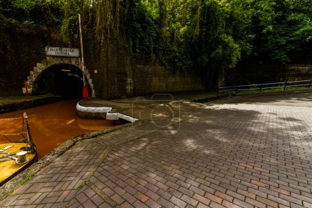 Foto de El canal de Trent y Mersey y la entrada norte a ambos túneles Harecastle, Kidsgrove, Newcastle-under-Lyme. El agua es naranja porque si la arcilla depositada en el túnel Harecastle, paisaje - Imagen libre de derechos