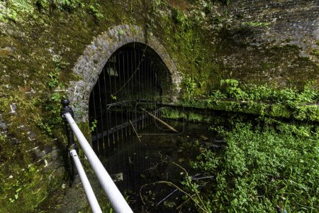 Foto de James Brindley original Harecastle Tunnel de entrada. El Trent y Mersey Canal Kidsgrove, Newcastle-under-Lyme, de cerca, paisaje, gran angular. - Imagen libre de derechos
