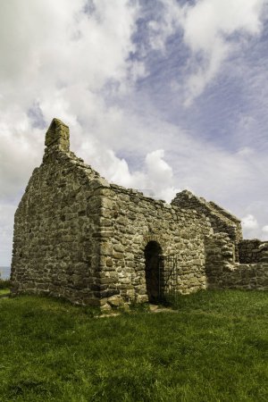 Téléchargez les photos : Capel lligwy, ruine de chapelle ou église du XIIe siècle, ciel comme copyspace, sommet. Près de Moelfre, Anglesey, Pays de Galles, Royaume-Uni, portrait. - en image libre de droit