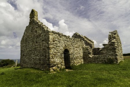 Téléchargez les photos : Capel lligwy, ruine de chapelle ou église du XIIe siècle, ciel comme copyspace, sommet. Près de Moelfre, Anglesey, Pays de Galles du Nord, Royaume-Uni, paysage. - en image libre de droit
