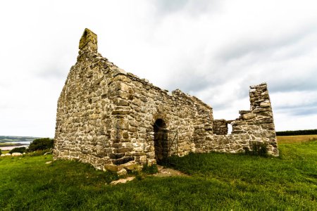 Téléchargez les photos : Capel lligwy, ruine de chapelle ou église du XIIe siècle, ciel comme copyspace, sommet. Près de Moelfre, Anglesey, Pays de Galles, Royaume-Uni, paysage, grand angle - en image libre de droit