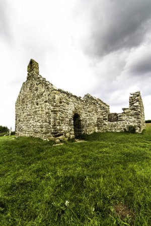 Téléchargez les photos : Capel lligwy, ruine de chapelle ou église du XIIe siècle, ciel comme copyspace, sommet. Près de Moelfre, Anglesey, Pays de Galles, Royaume-Uni, portrait, grand angle - en image libre de droit