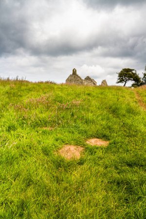 Téléchargez les photos : Capel lligwy, ruine de chapelle ou église du XIIe siècle, ciel comme copyspace, sommet. Près de Moelfre, Anglesey, Pays de Galles du Nord, Royaume-Uni, portrait. Angle large - en image libre de droit