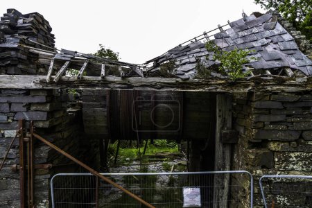Foto de LLANBERIS WALES 13 JUN 2022: Tambor plano inclinado en desuso con techo colapsado en Dinorwic Slate Quarry, Llanberis, Snowdonia o Eryri National Park, Gales del Norte, Reino Unido, retrato - Imagen libre de derechos