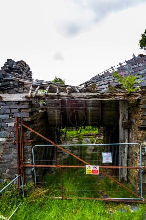 Foto de LLANBERIS WALES 13 JUN 2022: Tambor plano inclinado en desuso con techo colapsado en Dinorwic Slate Quarry, Llanberis, Snowdonia o Eryri National Park, Gales del Norte, Reino Unido, retrato - Imagen libre de derechos