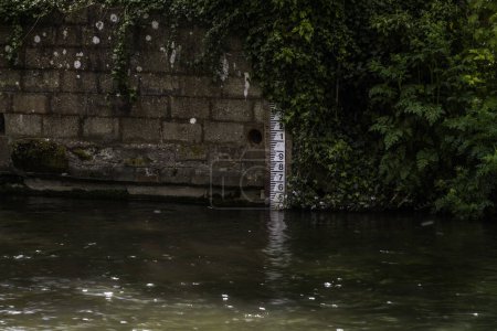 Téléchargez les photos : Niveau d'eau de la rivière Échelle ou indicateur, paysage - en image libre de droit