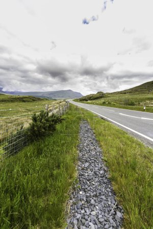 Foto de La carretera A470 a través del paso de Crimea entre Blaenau Ffestiniog y Dolwyddelan. Parque nacional de Eryri o Snowdonia, Gales, retrato. - Imagen libre de derechos