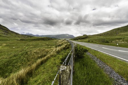 Foto de La carretera A470 a través del paso de Crimea entre Blaenau Ffestiniog y Dolwyddelan. Parque nacional Eryri o Snowdonia, Gales, paisaje. - Imagen libre de derechos