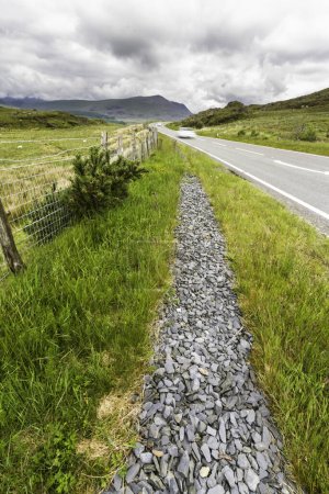 Foto de La carretera A470 a través del paso de Crimea entre Blaenau Ffestiniog y Dolwyddelan. Parque Nacional Eryri o Snowdonia, Gales con coche borroso, retrato. - Imagen libre de derechos