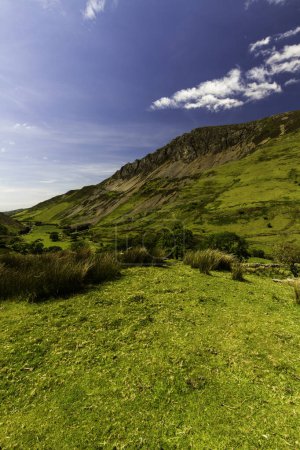 Foto de Vista del valle de Nantlle desde el extremo de Rhyd Ddu. Drws y Coed en el valle, retrato. Parque nacional Eryri o Snowdonia, Gales, - Imagen libre de derechos