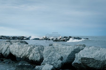 Téléchargez les photos : Riviera romagnole vue panoramique, mer d'hiver, récif rocheux, ciel métallique et dramatique, temps orageux. - en image libre de droit