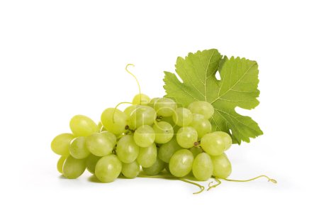 uva verde, aislada sobre fondo blanco