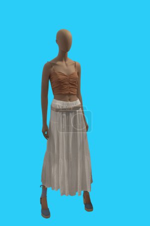 Foto de Imagen de longitud completa de un maniquí de exhibición femenina con top marrón de moda y falda blanca aislada sobre un fondo azul - Imagen libre de derechos