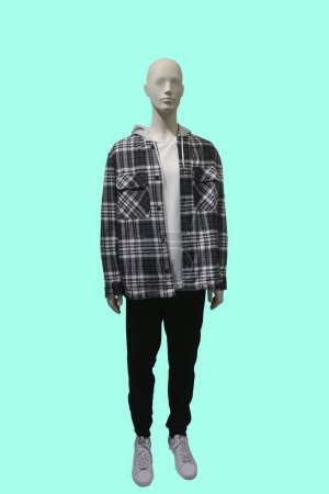 Téléchargez les photos : Image pleine longueur d'un mannequin homme portant une veste à carreaux gris sans boutonnage avec capuche et pantalon noir isolé sur fond vert - en image libre de droit