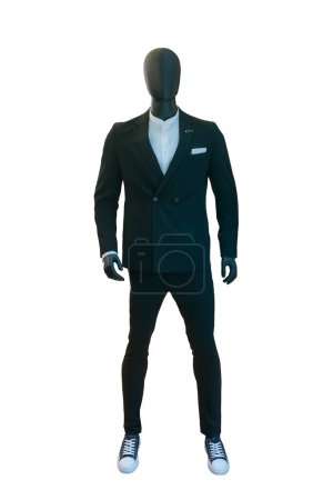Ganzes Bild einer männlichen Schaufensterpuppe im eleganten schwarzen Anzug, isoliert auf weißem Hintergrund.