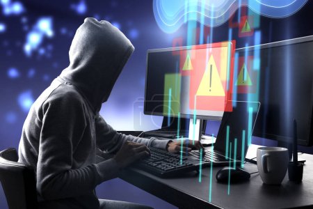Sistema de advertencia y concepto de ataque cibernético con vista lateral al hacker con capucha que trabaja en computadoras e interfaz de red de nube de datos virtual con signo de exclamación
