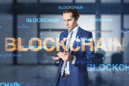 Fintech, Finanz-Kryptowährung und Technologie-Konzept mit Geschäftsmann mit digitalem Tablet und virtuellen hellen und glühenden Blockchain-Zeichen, Doppelbelichtung