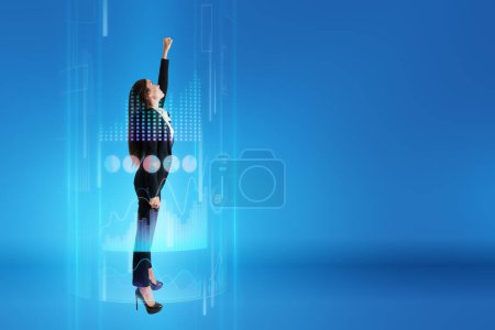 Jolie jeune femme européenne entourée d'hologramme de carte d'affaires volant vers le haut sur fond bleu flou avec la place de maquette pour votre texte ou publicité. Stimuler les entreprises, le succès, l'avenir et le concept de démarrage