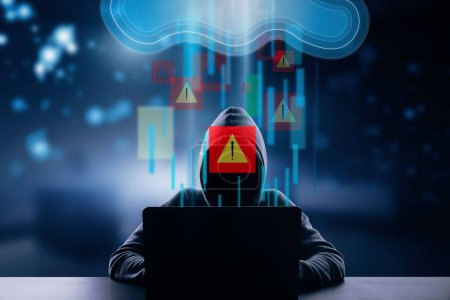 Concepto de ataque cibernético y piratería con silueta de hacker sin rostro delante de la computadora portátil y la nube de datos digital con puntos de exclamación