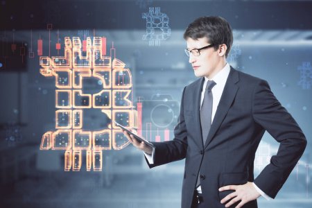 Kryptowährungshandel und Anlagekonzept mit gutaussehendem Mann im Anzug mit digitalem Tablet auf abstraktem Hintergrund mit digitaler Grafik beleuchtetem Bitcoin-Zeichen