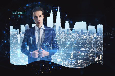 Attraktiver, nachdenklicher junger Mann aus Europa mit abstraktem Stadt-Hologramm, Pfeilen und Geschäftstabelle. Smart City und Zukunftskonzept. Doppelbelastung