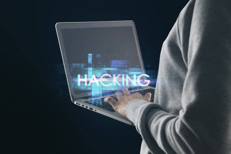 Hacker mit Laptop mit abstrakt glühender Big-Data-Panne auf schwarzem Hintergrund. Hacking und Diebstahl Konzept. Einzigartiges Design Abstrakt Digital Pixel Noise Glitch Fehler Video Schaden