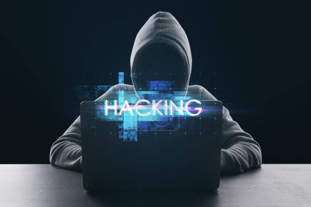 Hacker benutzen Laptop am Desktop mit abstrakt glühender Big-Data-Panne auf schwarzem Hintergrund. Hacking und Diebstahl Konzept. Einzigartiges Design Abstrakt Digital Pixel Noise Glitch Fehler Video Schaden