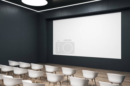 Foto de Perspectiva sobre pantalla blanca en blanco con espacio para texto publicitario en auditorio vacío con sillas blancas sobre suelo de madera. Representación 3D, maqueta - Imagen libre de derechos