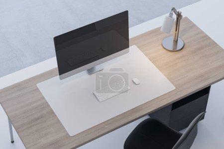 Gros plan du bureau en bois avec écran d'ordinateur vide et rfeflections, lampe et clavier sur fond flou. Rendu 3D
