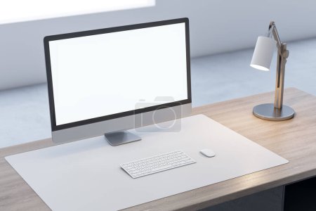Primer plano de escritorio de oficina de madera con monitor de computadora blanco vacío y lugar de la maqueta para su anuncio, lámpara y teclado en fondo borroso. Renderizado 3D
