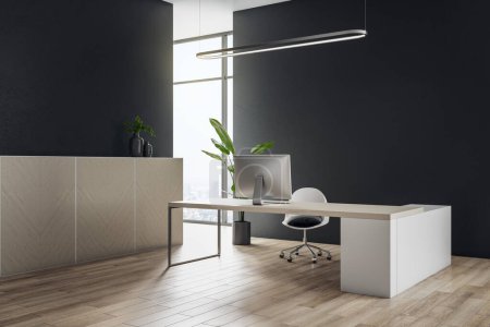 Sonnenbeleuchtete, stilvolle Büroeinrichtung mit modernem Computer auf hellem Tisch, grüner Pflanze auf Holzboden, beigem Schrank und schwarzem Wandhintergrund. 3D-Rendering