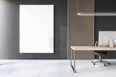 Frontansicht auf weißem Poster mit Platz für Ihr Logo oder Text an dunkler Wand in stilvollem Schrank mit Lattenwanddekor, Holztisch mit modernem Computer und Betonboden. 3D-Rendering, Mock up