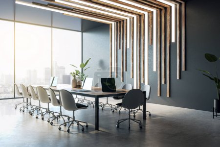 Moderner Konferenzraum mit langem Tisch, Stühlen und Laptops vor der Skyline der Stadt, der Unternehmensatmosphäre vermittelt. 3D-Rendering