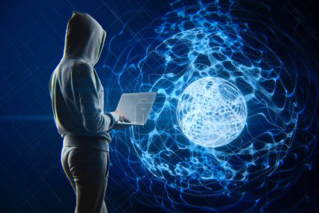 Hacker mit Laptop mit glühend blauer Linearkugel auf verschwommenem Hintergrund. Geometrischer Cyberspace, Hacking, Malware, Netzwerk und Zukunftskonzept