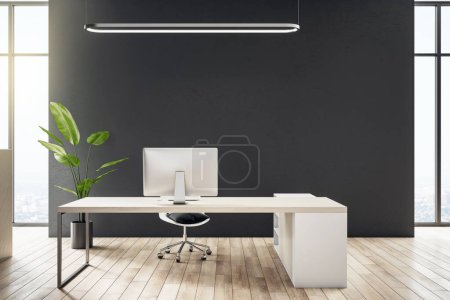 Frontansicht auf minimalistischen Arbeitsplatz im sonnendurchfluteten Büro mit schwarzer Wand, Stadtblick aus dem Fenster, Holzboden und schwarzem Wandhintergrund. 3D-Rendering