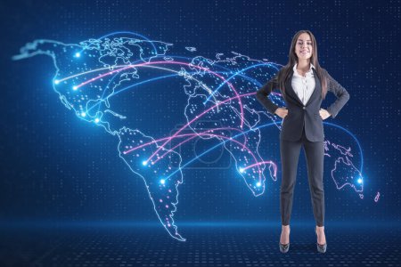Attraktive, glückliche europäische Geschäftsfrau mit Händen an den Seiten und glühender Landkarte und Verbindungen auf blauem Hintergrund. Globales Netzwerk und digitales Weltkonzept