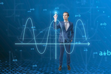 Jeune homme d'affaires européen attrayant utilisant un graphique de formule mathématique abstrait lumineux sur fond bleu. Équation, données numériques et concept d'application mathématique