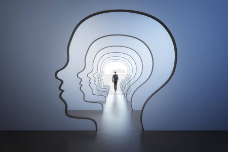 Laberinto de la mente y el éxito empresarial concepto de psicología con vista trasera hombre de negocios caminando al punto de luz en el pasillo con paredes en forma de cabeza humana