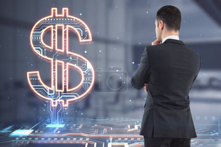 Online-Banking und digitales Geld Konzept mit Mann Rückseite Blick auf digitale Dollar-Symbol mit Schaltung innen auf abstrakten verschwommenen Bürohintergrund